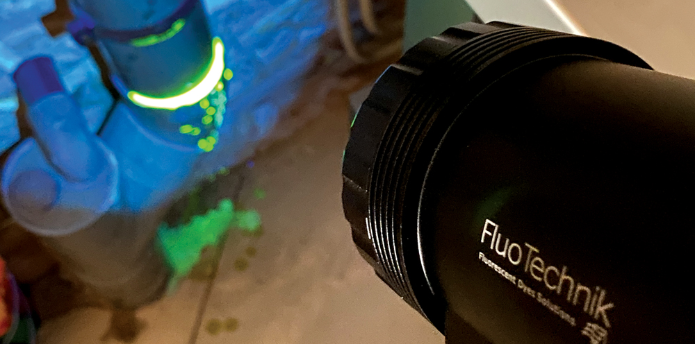 Fluotechnik-fluorescent-tracer-under-UV-lamp-for-industry