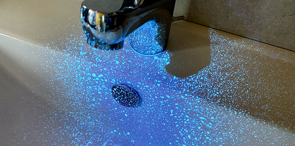 UV blue spray Non-destructive proof of leaks Fluotechnik