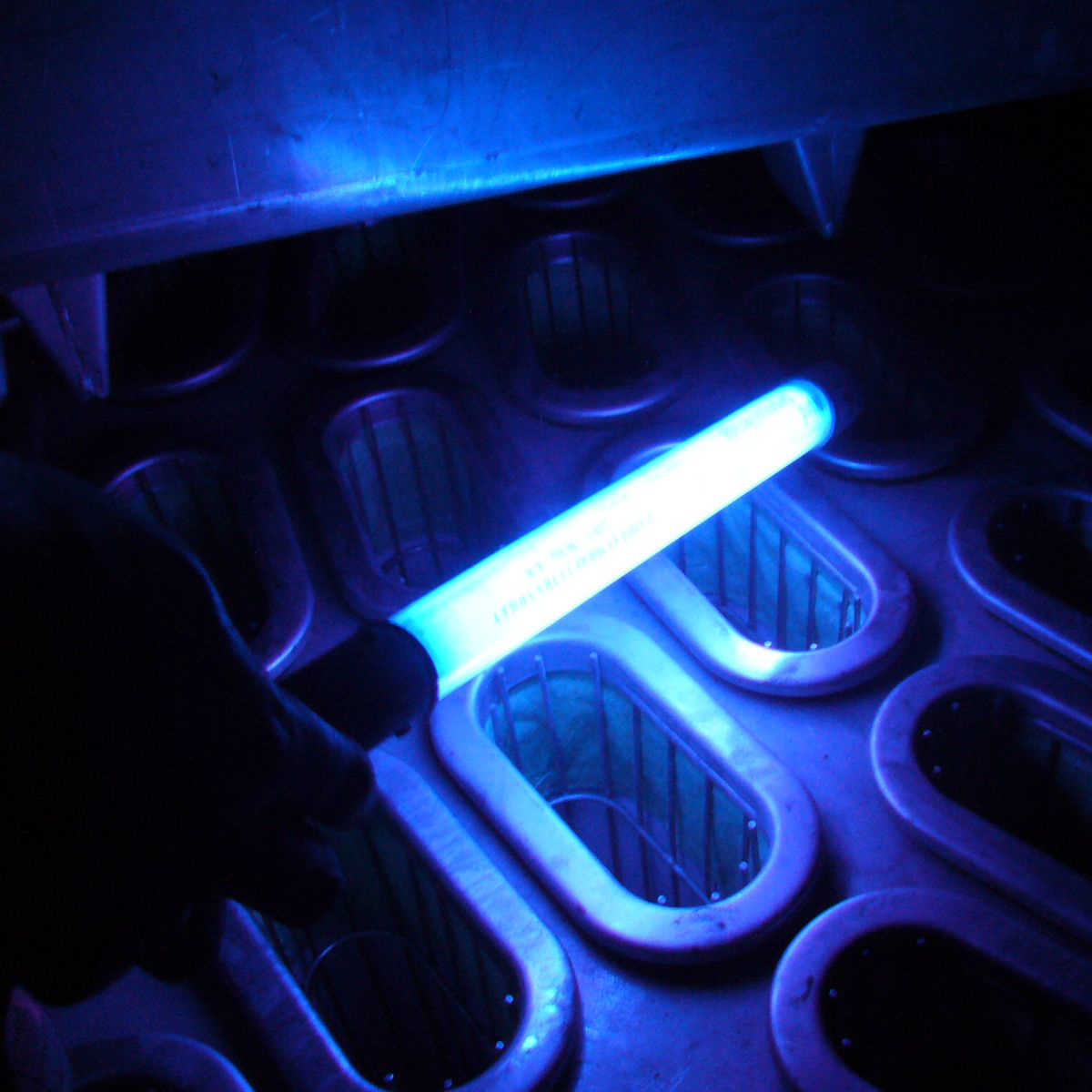 UV Lampenprüfung von mit Fluodust getesteten Hülsenfiltern.