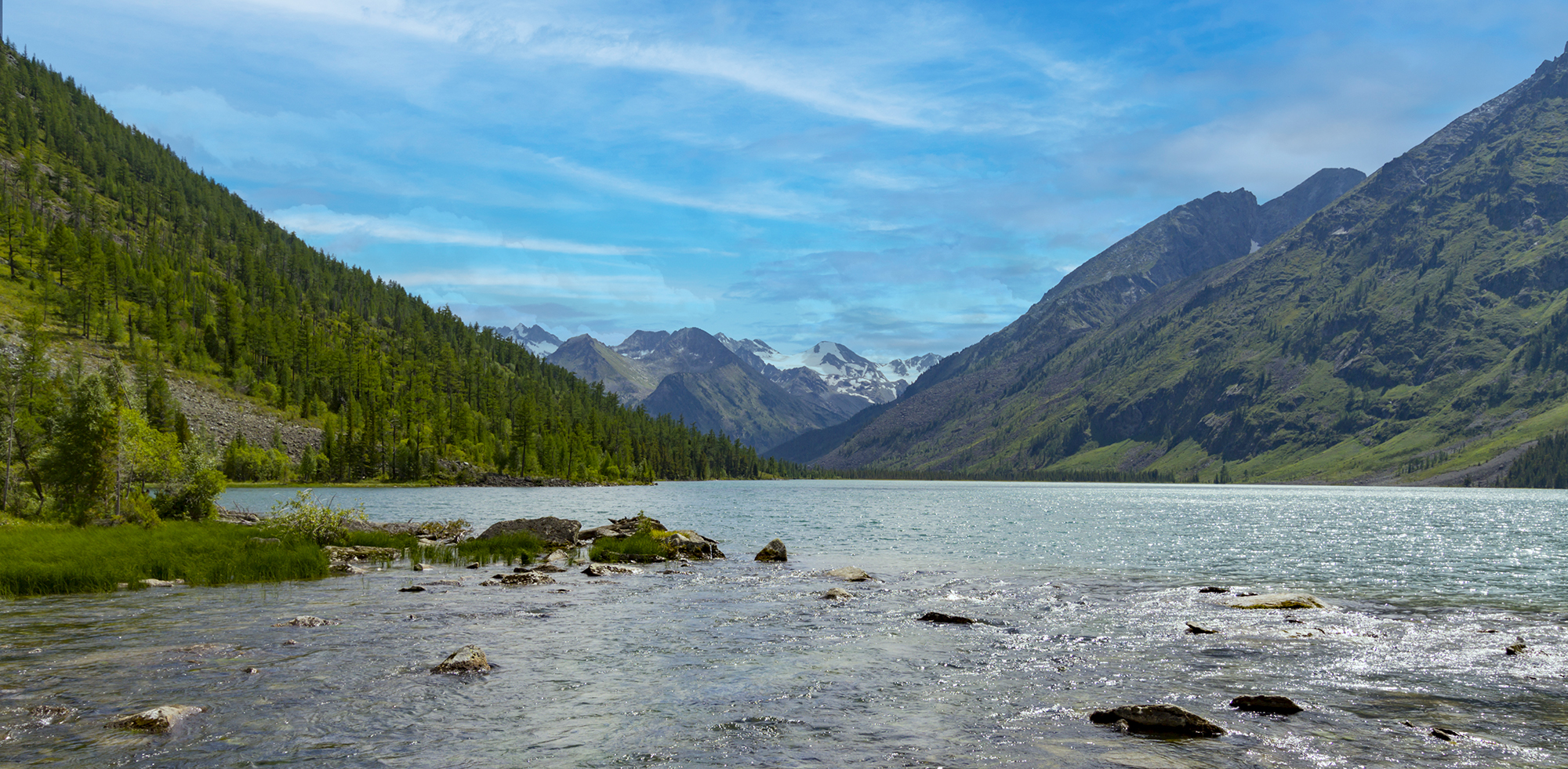 Ambiance visual: a lake in the mountains.